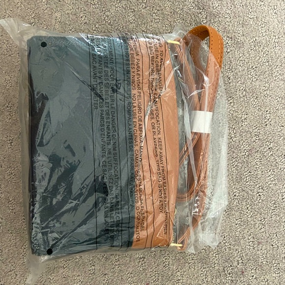 BRAND NEW Two Tone Cross Body Vegan Leather Purse - Picture 2 of 3